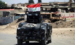 Un véhicule des forces irakiennes en patrouille près de la vieille ville de Mossoul, le 24 mai 2017