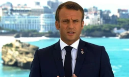 Cette photo transmise par TF1 montre le président français Emmanuel Macron s'exprimant le 24 août 2019 avant le début du G7 à Biarritz, dans le sud-ouest de la France