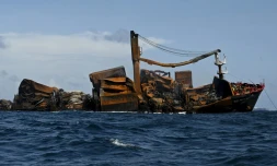 Le porte-conteneurs MV X-Press Pearl qui transporte des tonnes de matériel chimique et plastique sombre le 2 juin 2021 au large du port de Colombo aprÚs avoir été victime d'un incendie