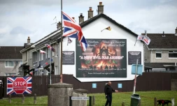Une fresque murale anti-islam et une banderole anti-immigration à Whiteabbey, dans le nord de Belfast, en Irlande du Nord, le 12 juin 2026