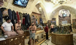 Des hommes se sèchent après s'être baignés au hammam El-Qawwas, un bain turc traditionnel à Alep, dans le nord de la Syrie, le 16 décembre 2021 