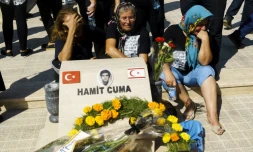 Des Chypriotes turcs assistent à une cérémonie funéraire en hommage aux disparus lors des affrontements de 1974, le 15 août 2016 au cimetiÚre du village de Tashkent, en République turque de Chypre du nord