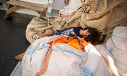 Photo distribuée par l'ONG SOS Méditerranée le 25 septembre 2018 montrant un migrant endormi sur le navire humanitaire Aquarius 