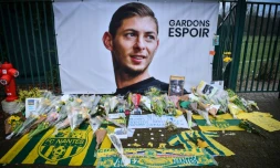 Portrait géant du regretté Emiliano Sala accroché au centre d'entraßnement du FC Nantes, La JoneliÚre, le 25 janvier 2019 quelques jours aprÚs sa disparition en mer