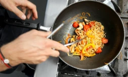 Le Français Romain Grosjean prépare un plat de pùtes lors de son temps libre, sur le circuit Hermanos Rodriguez de Mexico, en marque du GP du Mexique, le 25 octobre 2018