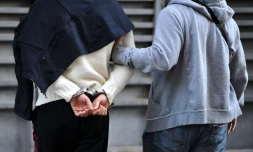 Une personne amenée le 14 octobre 2012 au Palais de justice de Marseille pour y être déférée