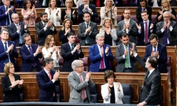 Le chef du gouvernement espagnol Mariano Rajoy (en bas à droite) applaudi par les membres de son parti au Parlement avant un vote sur une motion de censure, à Madrid le 1er juin 2018