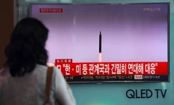 Une Sud-Coréenne regarde sur un écran de télévision le tir de missile nord-coréen, dans une gare de Séoul, le 15 septembre 2017