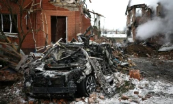 Une carcasse de voiture calcinée après une attaque aérienne à Sofiivska Borshchagivka, dans la région de Kiev, le 22 février 2026