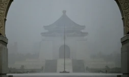 Le mémorial de Chiang Kai-shek sous de fortes pluies causées par le typhon Gaemi à Taipei le 24 juillet 2024