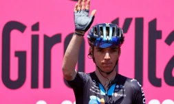 Le Français Romain Bardet de l'équipe DSM lors du podium de présentation de la 6e étape du Giro le 12 mai 2022 à Palmi en Italie  