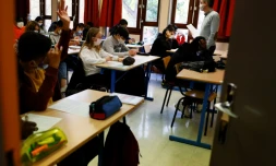 Rentrée 2020 dans un collège parisien. Depuis des années, de nombreux profs le disent: ils sont "en première ligne". Quatre enseignants de collège public ont accepté de confier, chaque semaine, leur expérience de terrain à l'AFP.