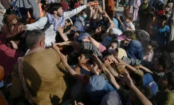 Des familles ayant fui Kunduz et la province de Takhar réclament de la nourriture à Kaboul le 9 août 2021