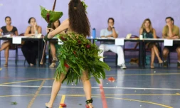 Une élève polynésienne, devant un jury, danse le ori tahiti, une épreuve facultative du bac, le 8 avril 2019