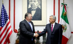 Photo fournie par le service de presse de la présidence mexicaine de la rencontre entre le chef de la diplomatie américaine Mike Pompeo et le président-élu mexicain Andrés Manuel López Obrador, le 13 juillet 2018 à Mexico