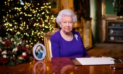 Photo publiée le 24 décembre 2020 de la reine Elizabeth II posant pour les photographes après son allocution de Noël depuis le château de Windsor (ouest de Londres)