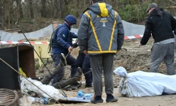 Un corps est remonté d'une fosse près de Bouzova, à l'ouest de Kiev, le 10 avril 2022 en Ukraine