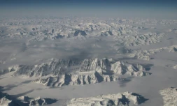 Vue aérienne du littoral nord-est du Groenland, le 26 mars 2016