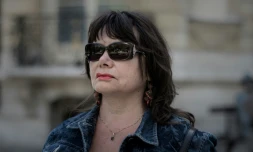 Patricia Correia, ici le 6 mai Ă  Paris, s'est mise, inlassablement, au service de sa fille, morte dans les attentats de Paris, "pour ne pas avoir le temps de penser"