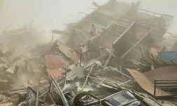 Des personnes fouillent les décombres d'un bâtiment détruit par un puissant séisme, le 28 mars 2025 à Mandalay