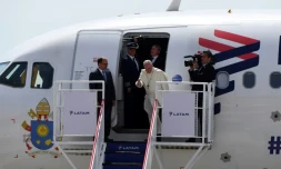 Le pape François descend de l'avion à l'aéroport de d'Iquique au Pérou, le 18 janvier 2018