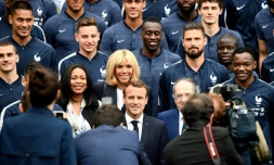 Le président de la République Emmanuel Macron (c) et son épouse posent avec les Bleus au centre d'entraînement de Clairefontaine, le 5 juin 2018