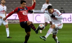 Le milieu de Lille, Benjamin André (g), dispute le ballon au milieu de Brest, Romain Faivre, lors du match de Ligue 1 à Villeneuve-d'Ascq, le 14 février 2021