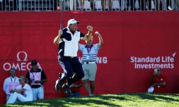 Phil Mickelson explose de joie aprÚs avoir putté au trou N.18 face à l'Europe lors de la Ryder Cup, à Hazeltine, le 2 octobre 2016