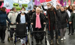 Une femme ùgée entourée d'employées d'un EHPAD, défile à Quimper, le 30 janvier 2018