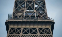 Des visiteurs profitent du deuxième étage de la Tour Eiffel, à Paris, le 29 avril 2022