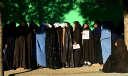 Des Afghanes font la queue pour voter à Herat, le 20 octobre 2018