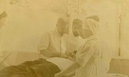 Photo diffusée le 8 novembre 2020 par Gwenola Balmelle, arrière petite nièce du chirurgien, montrant Hippolyte Morestin (g) lors d'une opération à l'hôpital Rothschild à Paris