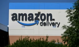 Le logo Amazon à l'extérieur sur un entrepôt à Palmdale, Californie, le 25 juillet 2023