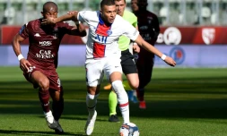 L'attaquant du Paris-SG, Kylian Mbappé (d), aux prises avec le milieu ivoirien de Metz, Habib Maiga (g), lors du match de Ligue 1 sur la pelouse de Metz, le 24 avril 2021