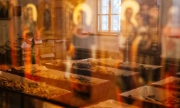 Des cercueils contenant les restes de soldats russes et français morts pendant la retraite de Russie, lors d'une cérémonie le 8 février 2021 dans l'église de Viazma (Russie)