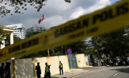 Des policiers malaisiens et cordon de sécurité devant l'ambassade de Corée du Nord à Kuala Lumpur, le 23 février 2017