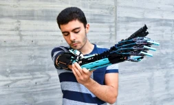 David Aguilar montre sa prothèse d'avant-bras droit en Lego qu'il a lui-même construite, le 9 septempbre 2021 à Sant Cugat del Valles, près de Barcelone