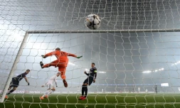 L'attaquant du Real Madrid Cristiano Ronaldo inscrit un but de la tête face au PSG, le 6 mars 2018 au Parc des Princes