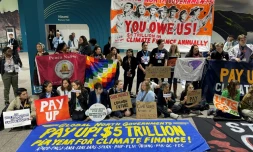 Des militants pour l'environnement manifestent silencieusement à la COP29 à Bakou pour demander aux pays riches de financer l'aide climatique pour les pays en développement, le 16 novembre 2024