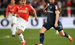 Le défenseur espagnol du Paris-SG, Yuri Berdiche (d), contrôle la balle lors de la finale de la Coupe de la Ligue face à Monaco, à Bordeaux, le 31 mars 2018