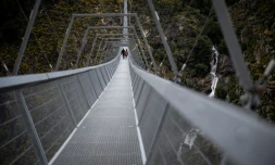 Les gens traversent pour la première fois, le 29 avril 2021, le pont pédestre suspendu le plus long du monde (516 m) à 175 m au-dessus de la rivière Paiva dans le nord du Portugal