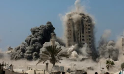 Frappe israélienne sur la tour Mushtaha, utilisée selon l'armée israélienne par le Hamas, dans la ville de Gaza, le 5 septembre 2025