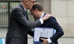 Le Premier ministre Sébastien Lecornu est accueilli par le ministre de l'Economie Roland Lescure à Bercy, le 27 mars 2026 à Paris