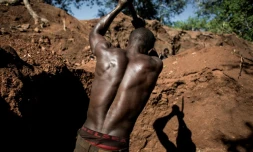 Un mineur illégal dans une mine de rubis à MOntepuez, au Mozambique, le 15 février 2017
