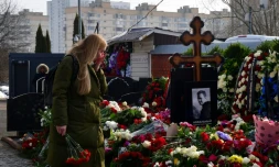 La tombe de l'opposant russe Alexeï Navalny dans le cimetière de Borisovo à Mouscou le 2 mars 2024, au lendemain de ses funérailles