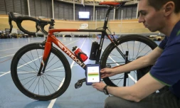 Un membre de l'Union cycliste internationale (UCI) scanne à l'aide d'un appareil électronique un vélo afin de détecter une éventuelle fraude mécanique, le 3 mai 2016 à Aigle en Suisse