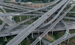 Des automobilistes conduisent sur l'échangeur de Chongqining dans le sud ouest de la Chine, le 3 juin 2017