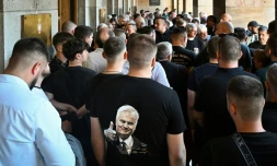 Un portrait de Ratko MladiÄ, le dĂ©funt chef militaire des Serbes de Bosnie, sur le t-shirt d'un homme assistant Ă une commĂ©moration militaire en son honneur Ă la Maison de l'armĂ©e serbe Ă Belgrade, le 5 septembre 2026 en Serbie