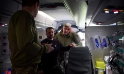 Le président ukrainien Volodymyr Zelensky (au centre) visite un hÎpital ambulant à Avdiivka, dans l'est de l'Ukraine, le 18 avril 2023