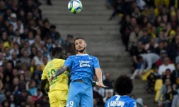 La recrue phare de Marseille Dario Benedetto au duel avec le Nantais Abdoulaye Touré lors du déplacement de l'OM à La Beaujoire, le 17 août 2019
